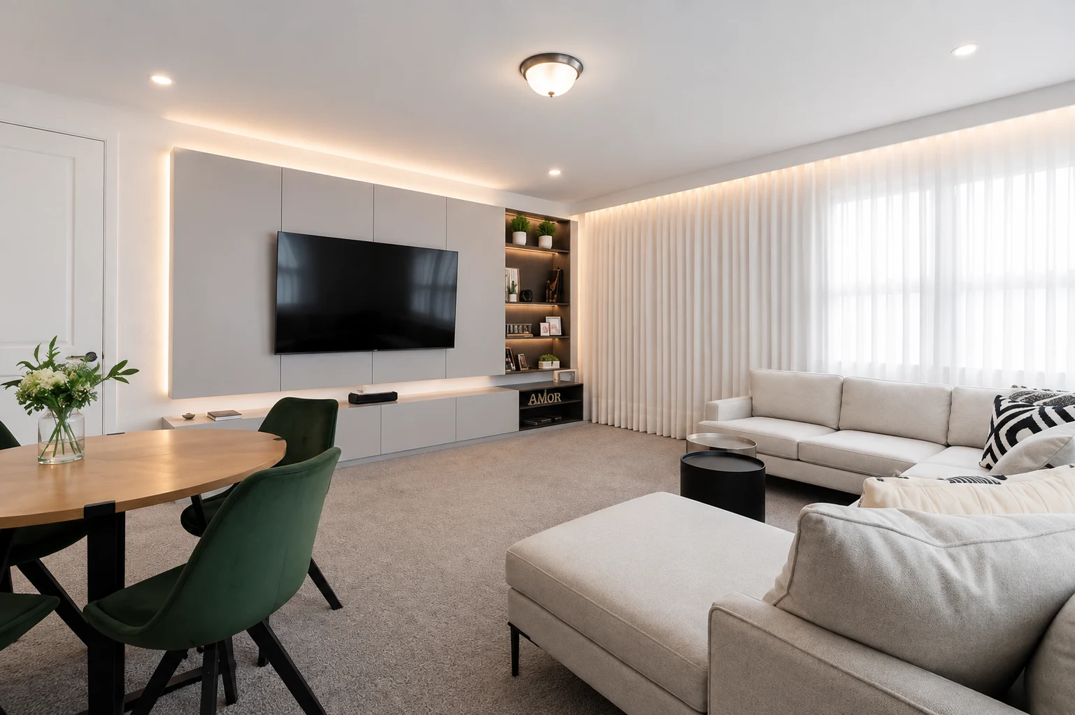Sala ampla com cortinas translúcidas do teto ao piso e sofá modular branco